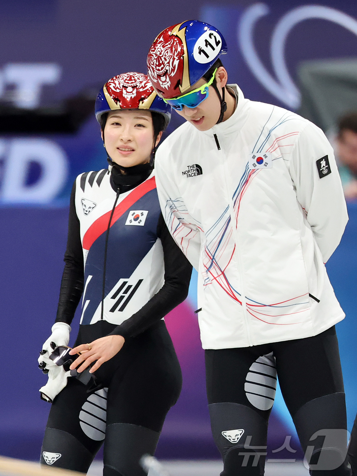 (밀라노=뉴스1) 김진환 기자 = 쇼트트랙 대표팀 김길리가 11일(현지시간) 이탈리아 밀라노 아이스 스케이팅 아레나에서 공식 훈련 중 이준서와 대화를 나누고 있다. 2026.2.1 …