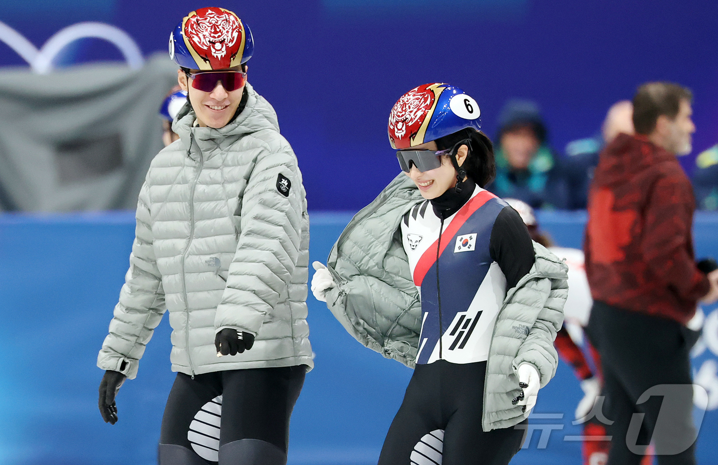 (밀라노=뉴스1) 김진환 기자 = 쇼트트랙 대표팀 김길리가 11일(현지시간) 이탈리아 밀라노 아이스 스케이팅 아레나에서 공식 훈련 중 황대헌과 웃으며 대화를 나누고 있다. 2026 …