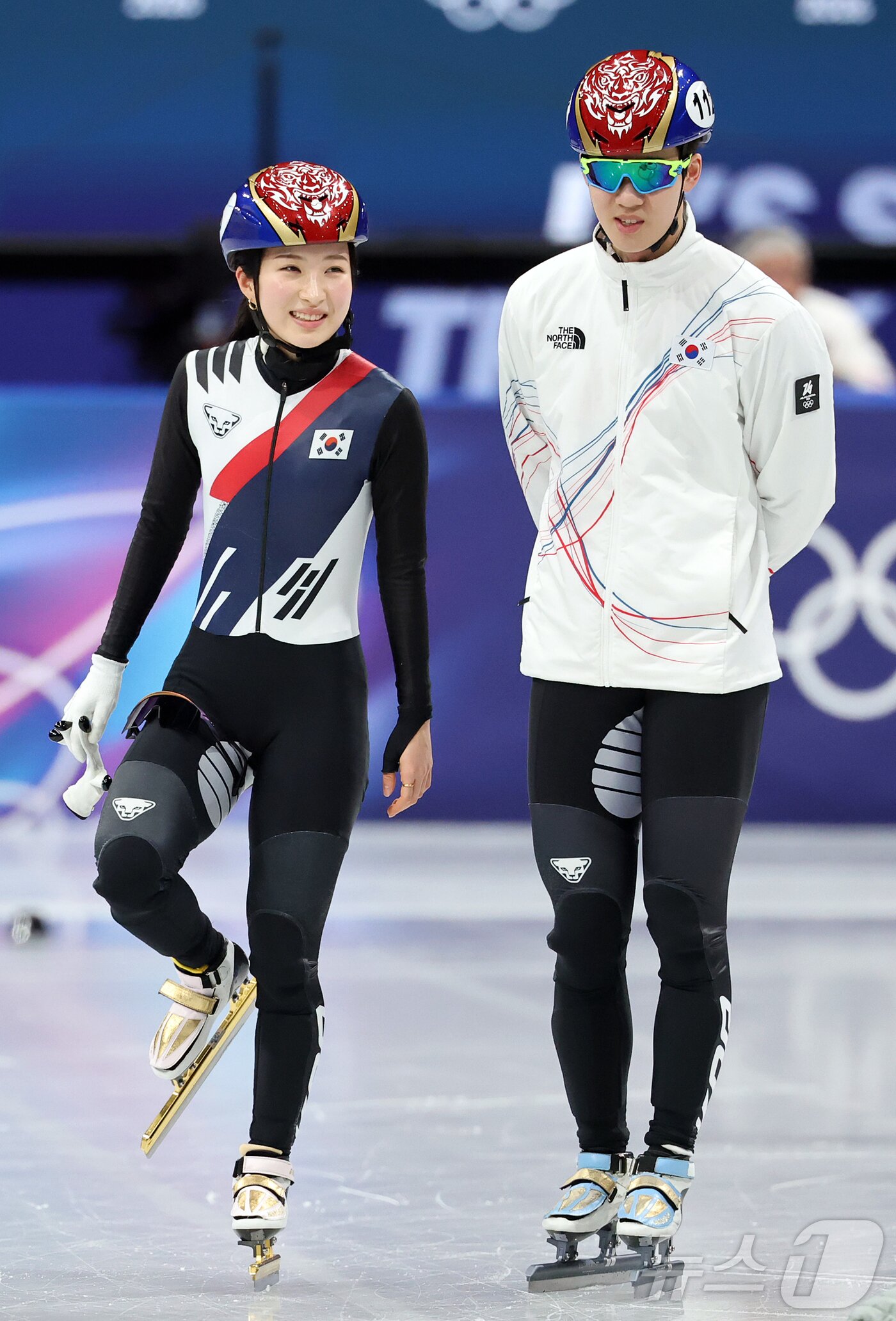 본문 이미지 - 쇼트트랙 대표팀 김길리가 11일(현지시간) 이탈리아 밀라노 아이스 스케이팅 아레나에서 공식 훈련 중 이준서와 미소를 지으며 대화를 나누고 있다. 2026.2.11 ⓒ 뉴스1 김진환 기자