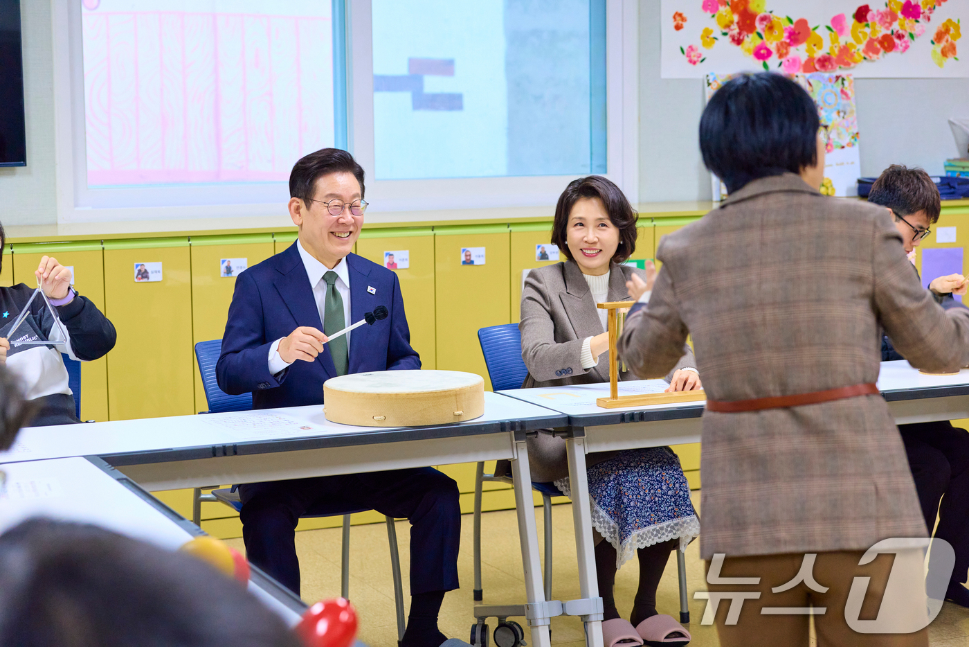 (청주=뉴스1) 허경 기자 = 이재명 대통령과 김혜경 여사가 11일 충북장애인종합복지관을 방문해 음악치료 체험을 하고 있다. (청와대 제공. 재판매 및 DB 금지) 2026.2.1 …