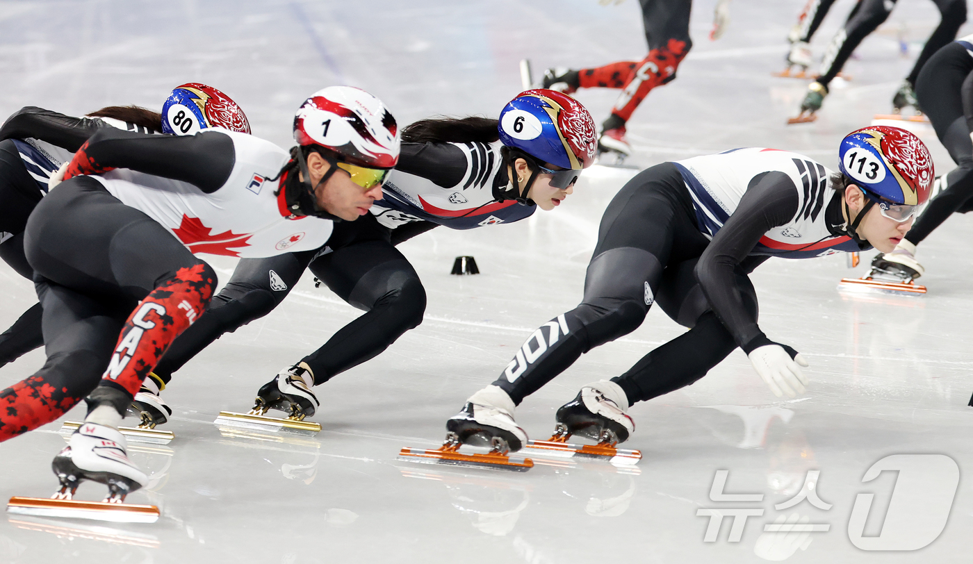 (밀라노=뉴스1) 김진환 기자 = 쇼트트랙 대표팀 김길리와 임종언이 11일(현지시간) 이탈리아 밀라노 아이스 스케이팅 아레나에서 캐나다 대표팀의 에이스 단지누와 함께 훈련하고 있다 …