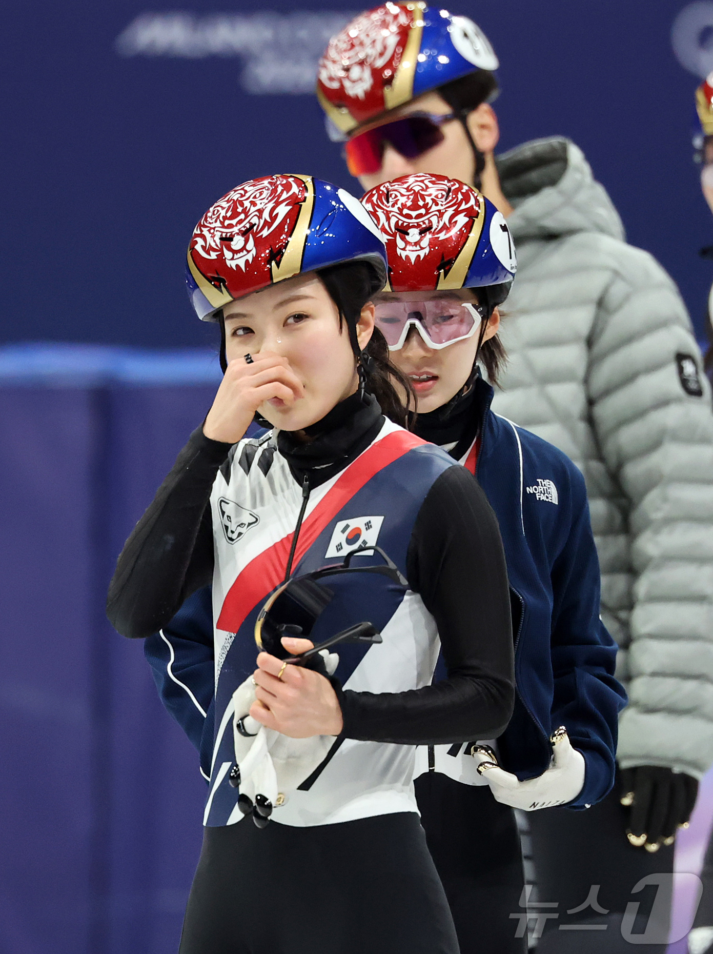 (밀라노=뉴스1) 김진환 기자 = 쇼트트랙 대표팀 김길리가 11일(현지시간) 이탈리아 밀라노 아이스 스케이팅 아레나에서 공식 훈련 중 동료 선수들의 위로에 울컥하고 있다. 2026 …