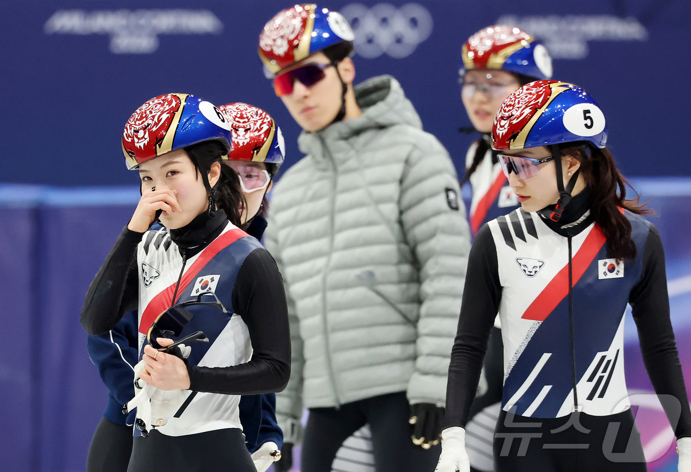 (밀라노=뉴스1) 김진환 기자 = 쇼트트랙 대표팀 김길리가 11일(현지시간) 이탈리아 밀라노 아이스 스케이팅 아레나에서 공식 훈련 중 동료 선수들의 위로에 울컥하고 있다. 2026 …