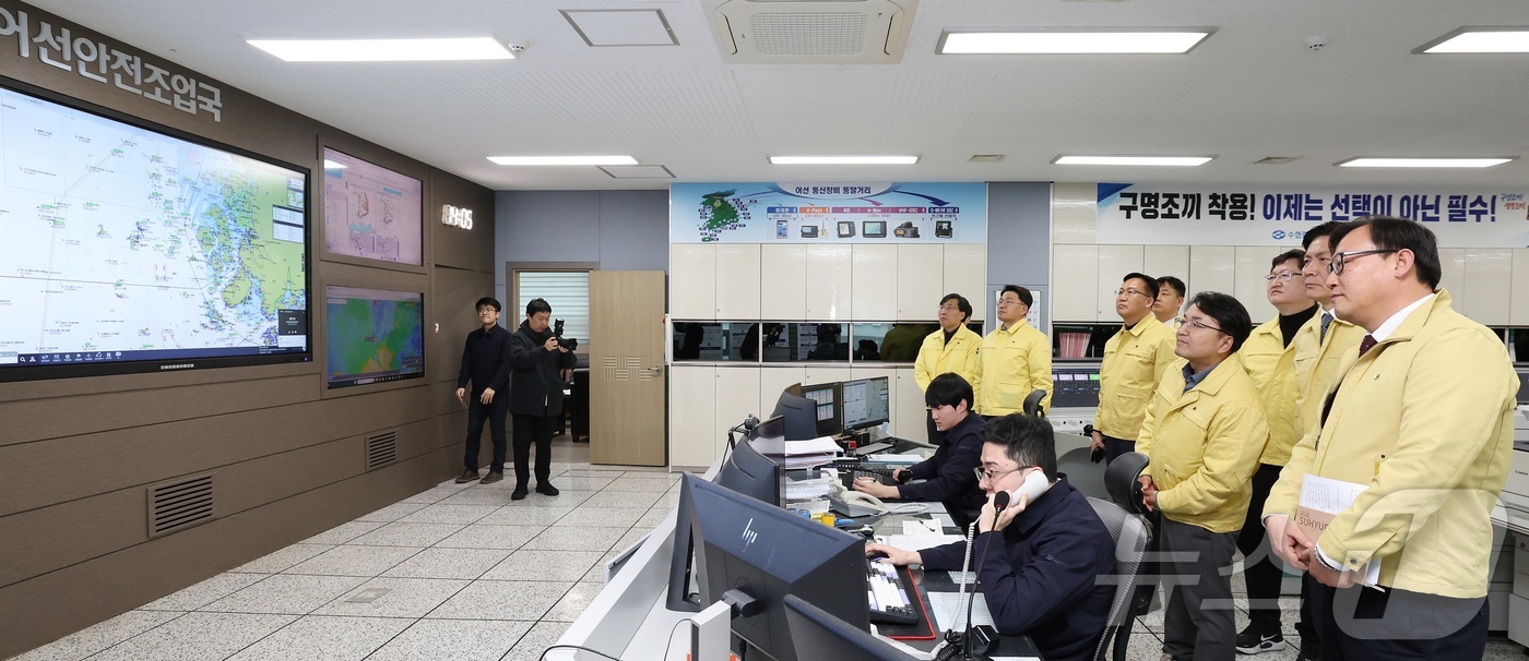 (서울=뉴스1) = 김광용 행정안전부 재난안전관리본부장이 설 명절 연휴를 앞두고 11일 전남 목포시 수협 목포어선안전조업국을 방문해 조업 어선의 무선 교신 현황 등 안전관리 실태를 …