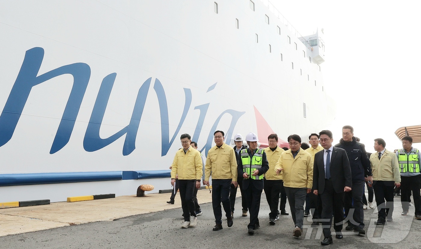 (서울=뉴스1) = 김광용 행정안전부 재난안전관리본부장이 설 명절 연휴를 앞두고 11일 전남 목포시 목포연안여객터미널과 삼학부두여객터미널을 방문해 터미널 내 안전시설과 여객선 관리 …