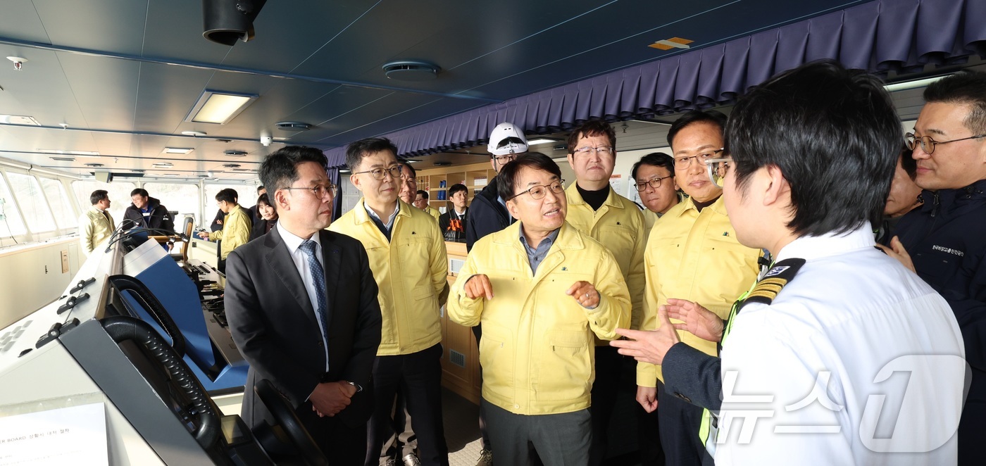 (서울=뉴스1) = 김광용 행정안전부 재난안전관리본부장이 설 명절 연휴를 앞두고 11일 전남 목포시 목포연안여객터미널과 삼학부두여객터미널을 방문해 터미널 내 안전시설과 여객선 관리 …