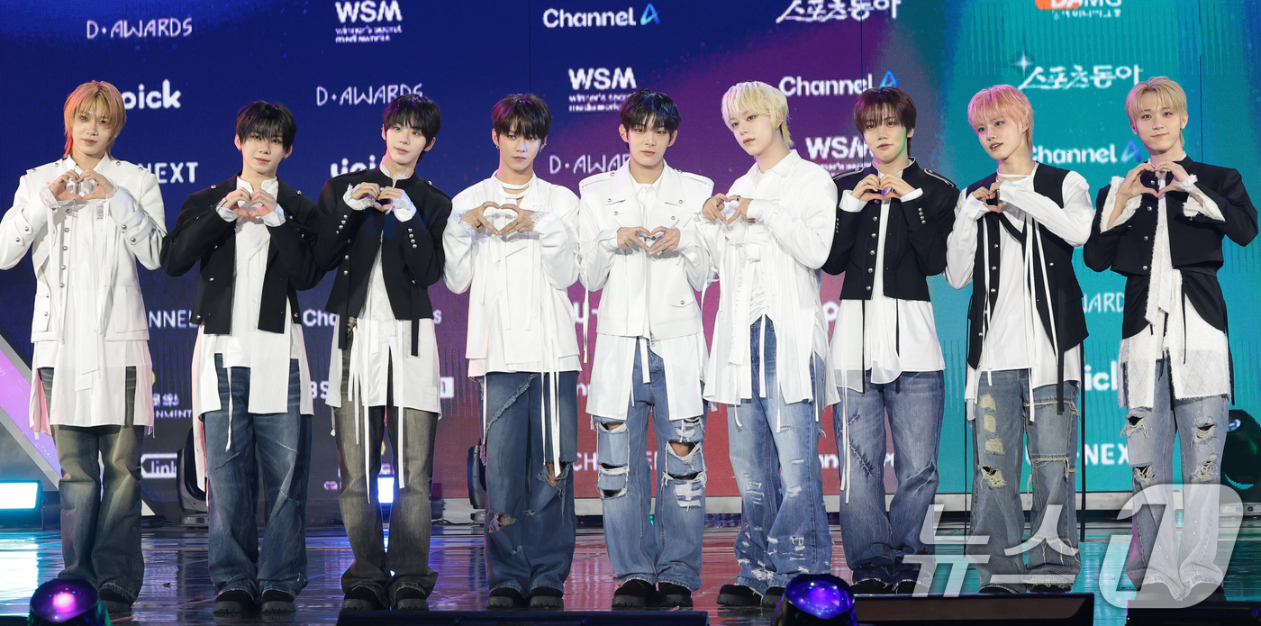 (서울=뉴스1) 권현진 기자 = 그룹 아홉이 11일 오후 서울 성북구 고려대학교 화정체육관에서 열린 ‘제2회 디 어워즈(D Awards)’ 레드카펫 행사에 참석해 포즈를 취하고 있 …