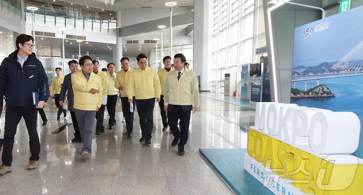 (서울=뉴스1) = 김광용 행정안전부 재난안전관리본부장이 11일 오후 전남 목포시 목포연안여객터미널을 방문해 대합실·대피로 등 터미널 시설 안전관리 현황을 점검하고 있다.(행정안전 …