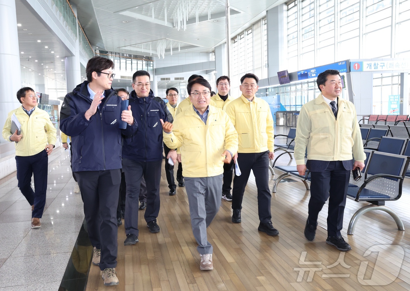 (서울=뉴스1) = 김광용 행정안전부 재난안전관리본부장이 11일 오후 전남 목포시 목포연안여객터미널을 방문해 대합실·대피로 등 터미널 시설 안전관리 현황을 점검하고 있다.(행정안전 …