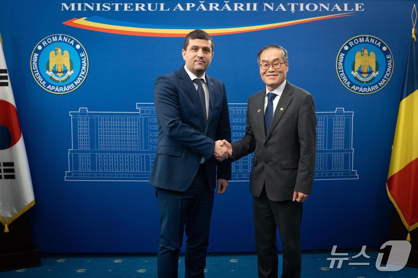 본문 이미지 - 10일(현지시간) 루마니아 국방부에서 이용철 방위사업청장과 라두 디넬 미루처 국방장관이 면담 후 기념촬영을 했다. (방위사업청 제공)