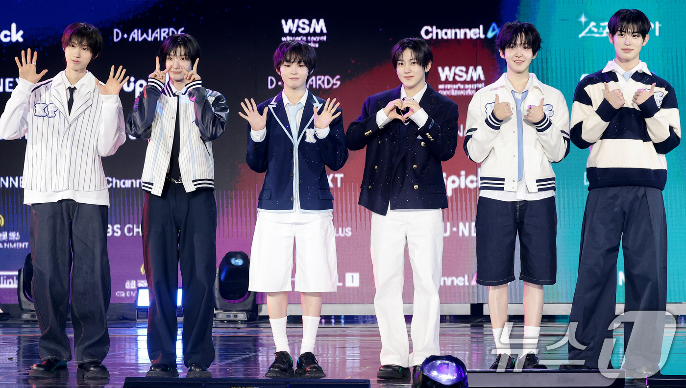 (서울=뉴스1) 권현진 기자 = 그룹 킥플립이 11일 오후 서울 성북구 고려대학교 화정체육관에서 열린 ‘제2회 디 어워즈(D Awards)’ 레드카펫 행사에 참석해 포즈를 취하고 …