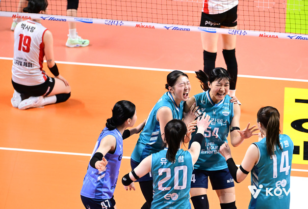 '봄 배구' 노리는 GS칼텍스, 페퍼 꺾고 4연승…4위 도약