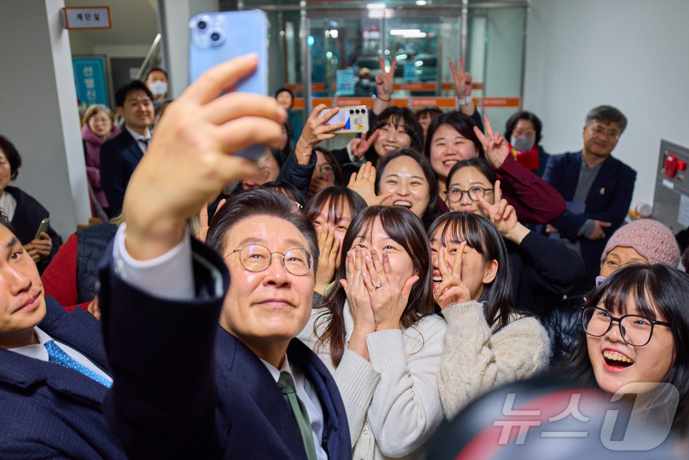 (충주=뉴스1) 허경 기자 = 이재명 대통령이 11일 충북 충주시건강복지타운 먹거리 그냥드림 코너를 방문해 시민들과 기념촬영을 하고 있다. (청와대 제공. 재판매 및 DB 금지) …