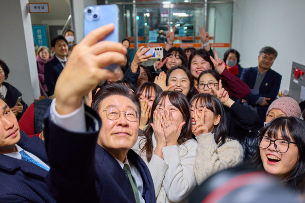 기념촬영하는 이재명 대통령