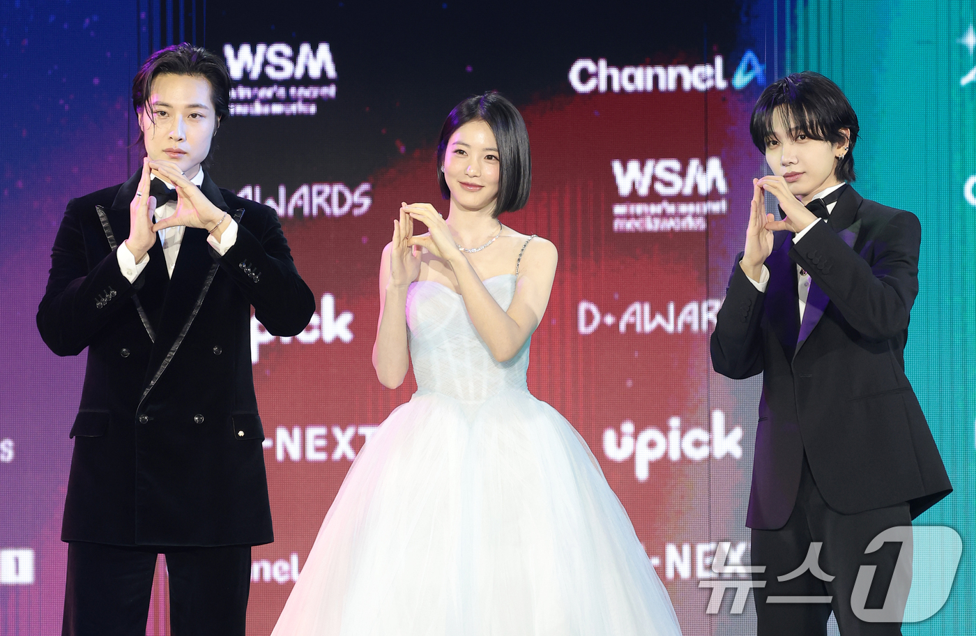 (서울=뉴스1) 권현진 기자 = MC 이종원(왼쪽부터)과 신예은, 명재현이 11일 오후 서울 성북구 고려대학교 화정체육관에서 열린 ‘제2회 디 어워즈(D Awards)’ 레드카펫 …