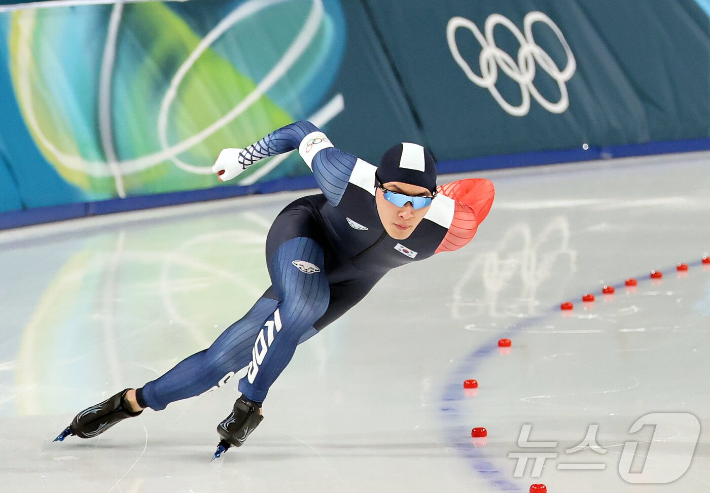 본문 이미지 - 스피드 스케이팅 구경민이 11일(현지시간) 이탈리아 밀라노 스피드 스케이팅 스타디움에서 열린 2026 밀라노·코르티나담페초 동계올림픽 스피드 스케이팅 남자 1000m 경기에서 질주하고 있다. 2026.2.12 ⓒ 뉴스1 김진환 기자
