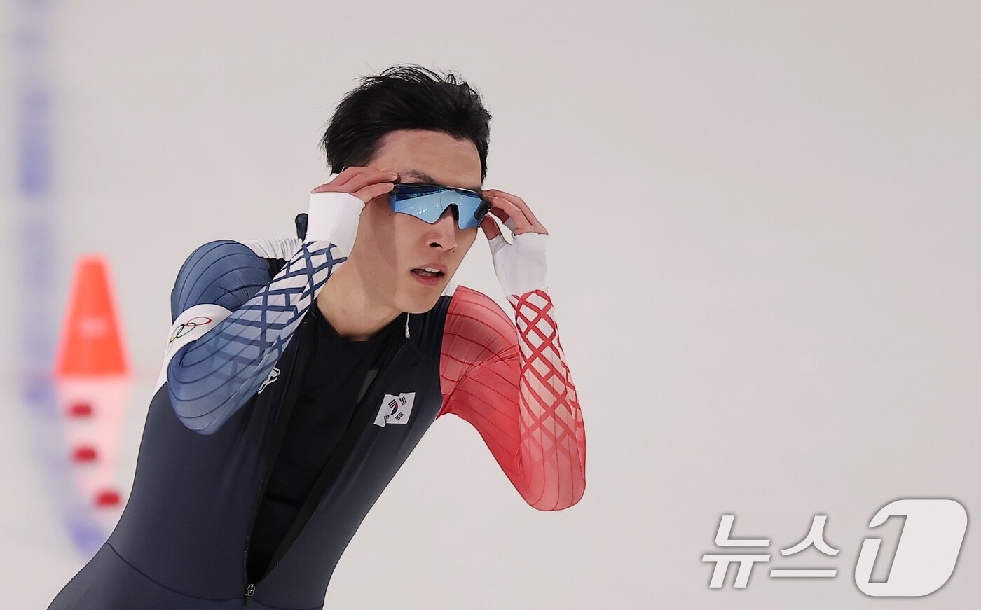 본문 이미지 - 스피드스케이팅 구경민이 11일(현지시간) 이탈리아 밀라노 스피드스케이팅 스타디움에서 열린 2026 밀라노·코르티나담페초 동계올림픽 스피드스케이팅 남자 1000m 경기를 마친 후 기록을 확인하고 있다. 2026.2.12 ⓒ 뉴스1 김성진 기자