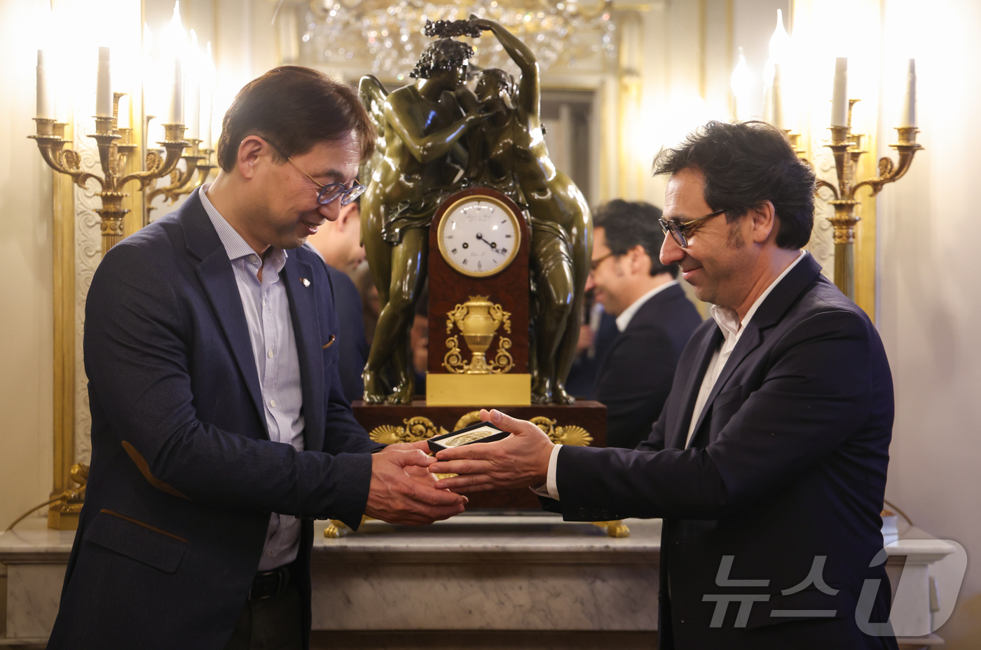 (파리=뉴스1) 이준성 기자 = 11일(현지시간) 프랑스 파리 7구 프랑스 국민의회 프티 오텔 살롱에서 파리 기반 한식 발효 식품 유통·교육 기업 리에코(RIZ ET CO) 창업자 …