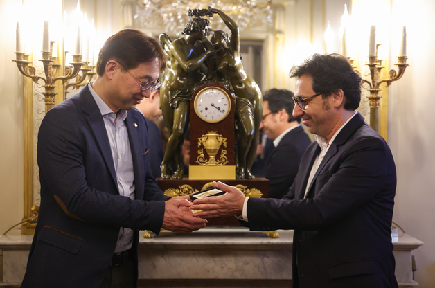 한불 식문화 교류 공로…이정근 리에코 창업자 佛 국회 메달 수여