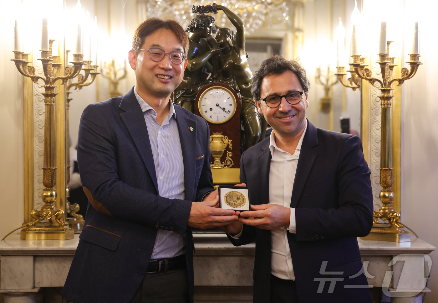 (파리=뉴스1) 이준성 기자 = 11일(현지시간) 프랑스 파리 7구 프랑스 국민의회 프티 오텔 살롱에서 파리 기반 한식 발효 식품 유통·교육 기업 리에코(RIZ ET CO) 창업자 …