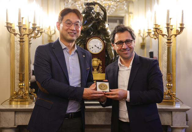 韓 발효식품 유럽 확산 공로로 佛 국회 메달 수여받은 이정근 리에코 창업자