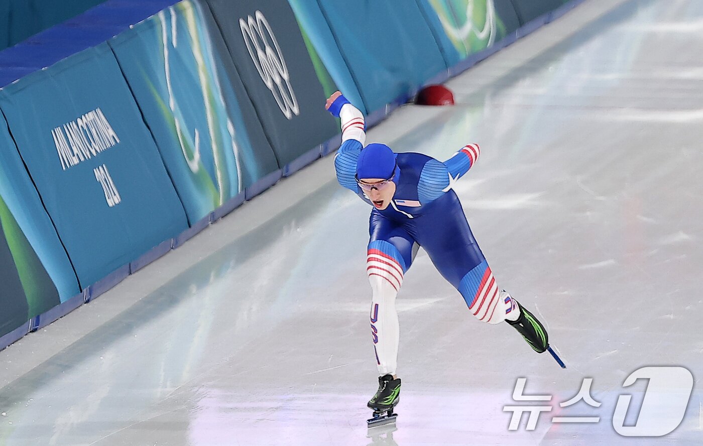 본문 이미지 - 미국 스피드스케이팅 조던 스톨츠가 11일(현지시간) 이탈리아 밀라노 스피드스케이팅 스타디움에서 열린 2026 밀라노·코르티나담페초 동계올림픽 스피드스케이팅 남자 1000m 경기에서 질주하고 있다. 2026.2.12 ⓒ 뉴스1 김성진 기자