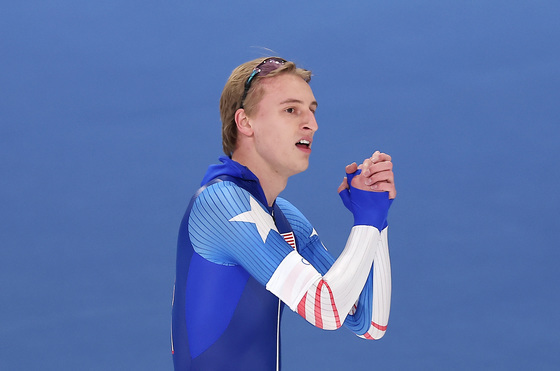 두 손 모은 조던 스톨츠