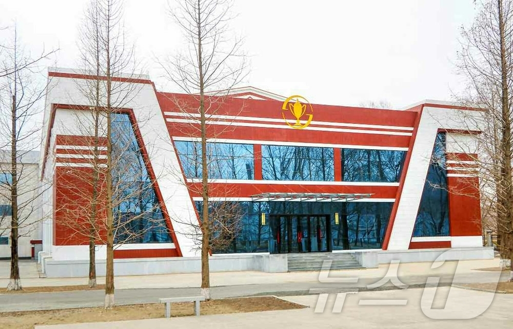 (평양 노동신문=뉴스1) = 북한 노동당 기관지 노동신문은 12일 신의주화장품공장에 현대적인 체육관을 건설했다고 보도했다. [국내에서만 사용가능. 재배포 금지. DB 금지. For …