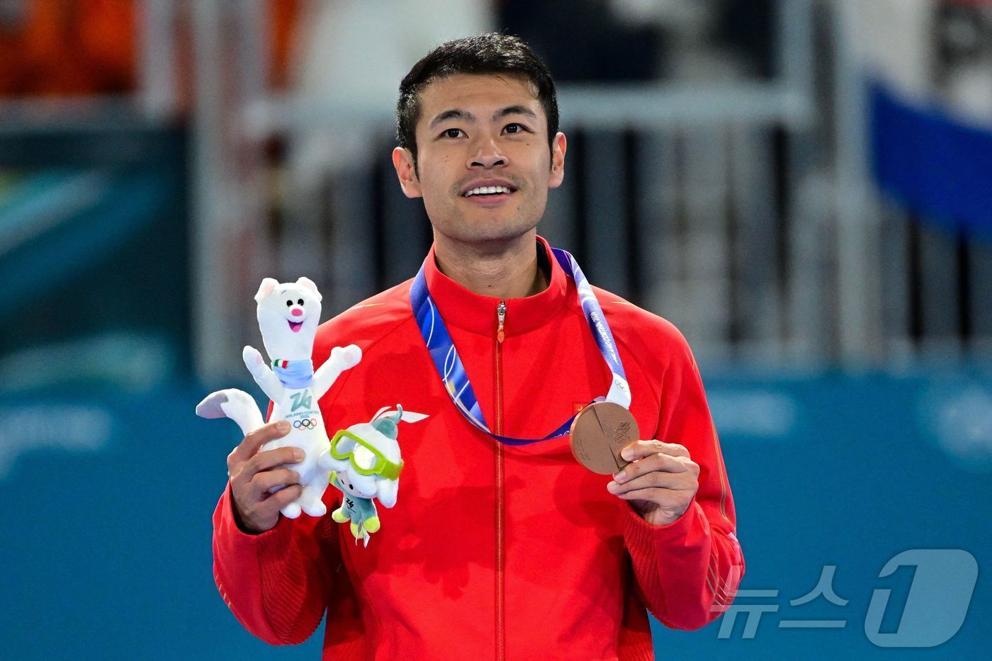 본문 이미지 - 12일(한국시간) 열린 2026 밀라노 코르티나 동계올림픽 스피드스케이팅 남자 1000m에서 동메달을 딴 닝중옌(중국). ⓒ AFP=뉴스1