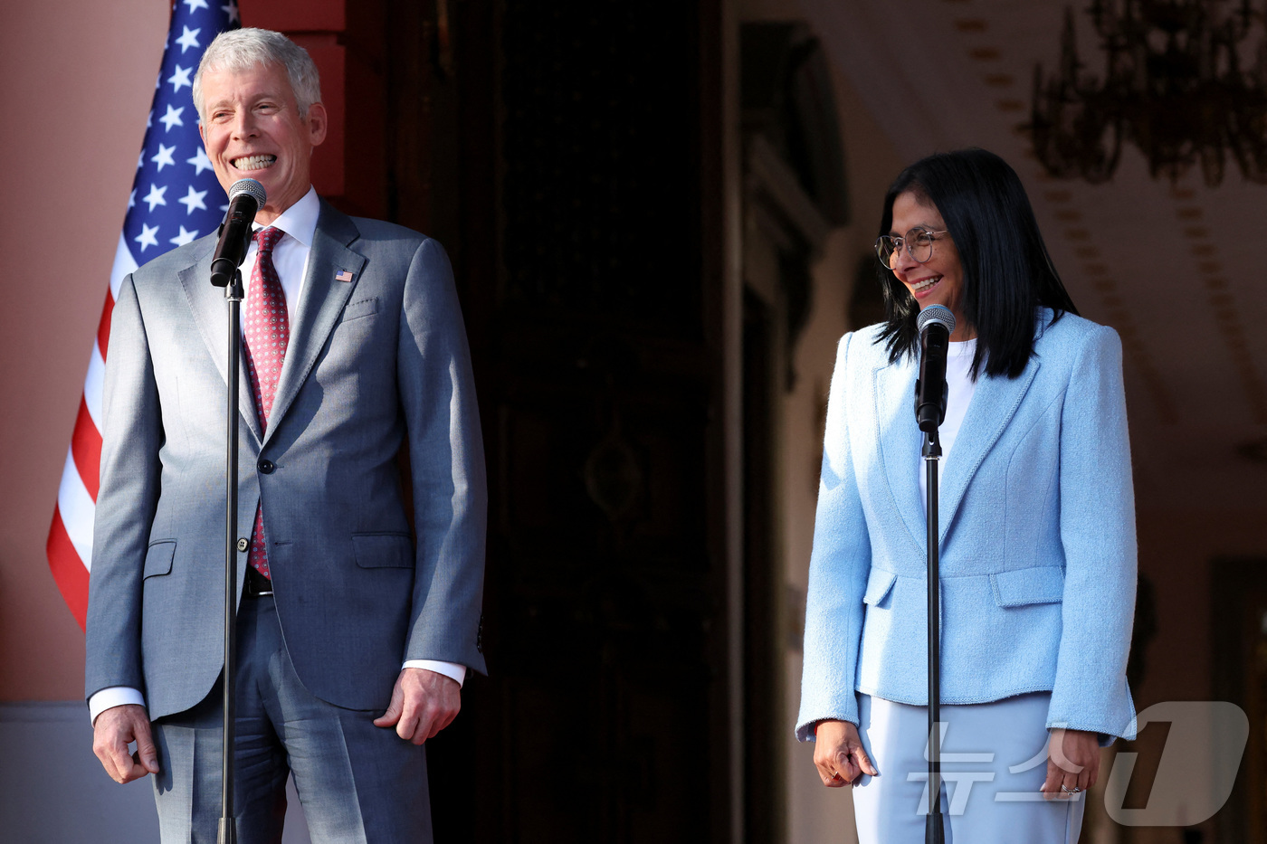 (카라카스 로이터=뉴스1) 윤다정 기자 = 크리스 라이트 미 에너지장관과 델시 로드리게스 베네수엘라 임시 대통령 겸 석유장관이 11일(현지시간) 베네수엘라 카라카스 미라플로레스 대 …