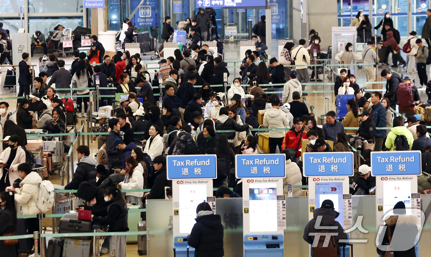 (인천공항=뉴스1) 최지환 기자 = 설 명절 연휴를 앞둔 12일 오전 인천국제공항 1터미널 출국장이 이용객들로 붐비고 있다.국토교통부에 따르면 오는 13일부터 오는 18일까지 엿새 …