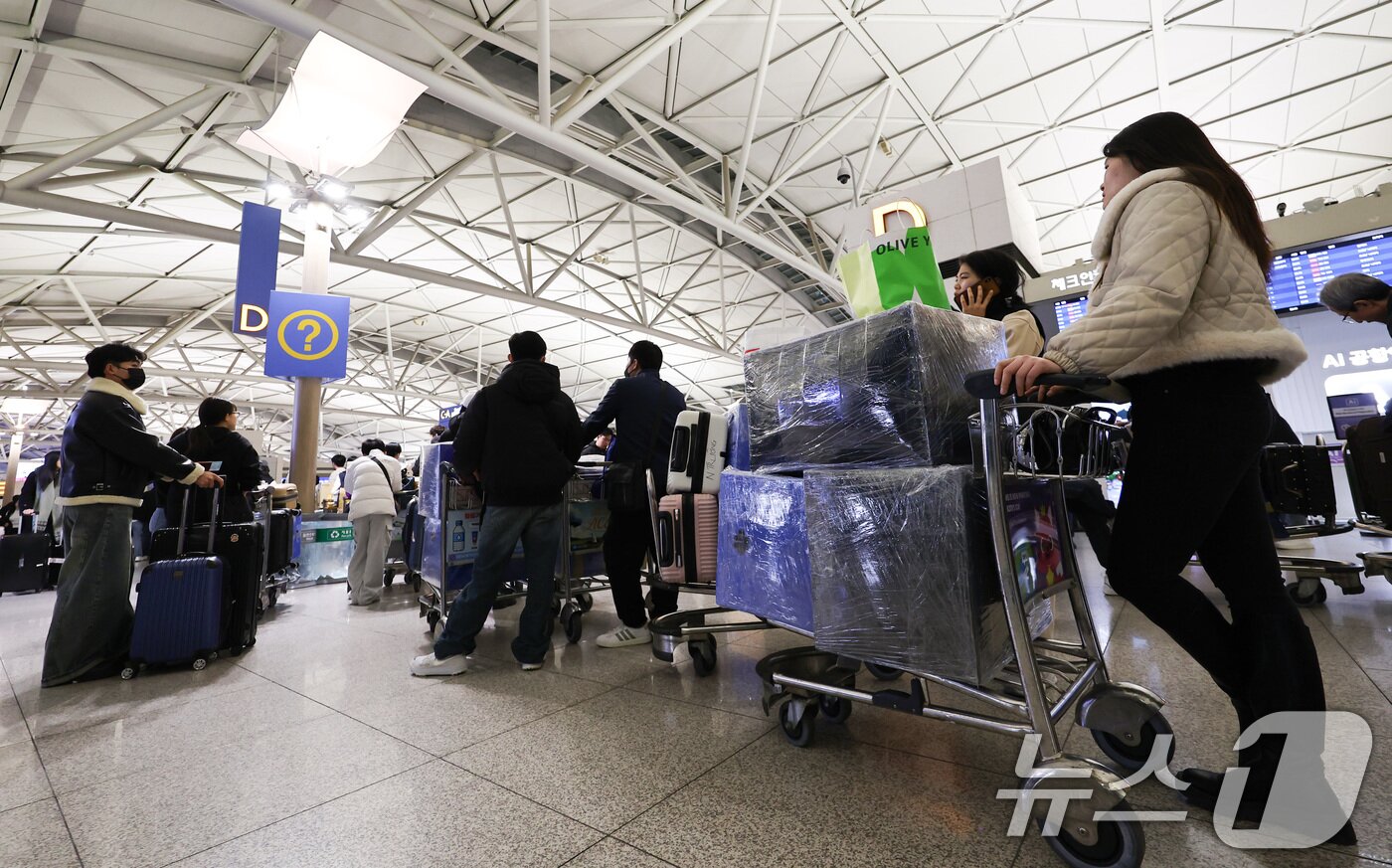 본문 이미지 - 설 명절 연휴를 앞둔 12일 오전 인천국제공항 1터미널 출국장이 이용객들로 붐비고 있다. 2026.2.12 ⓒ 뉴스1 최지환 기자