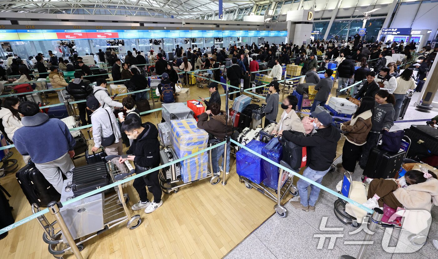 본문 이미지 - 설 명절 연휴를 앞둔 12일 오전 인천국제공항 1터미널 출국장이 이용객들로 붐비고 있다. 2026.2.12 ⓒ 뉴스1 최지환 기자