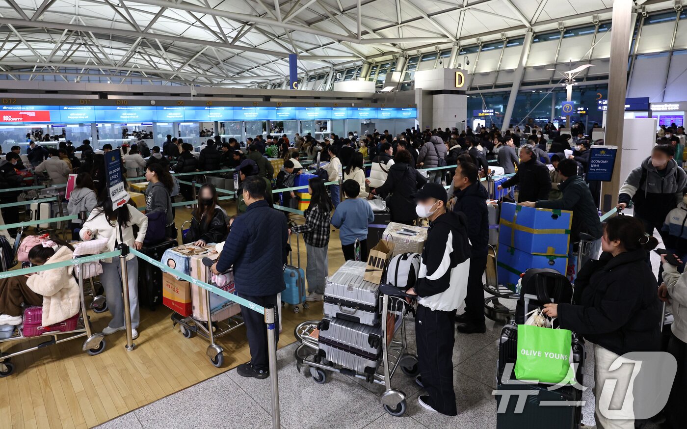 본문 이미지 - 설 명절 연휴를 앞둔 12일 오전 인천국제공항 1터미널 출국장이 이용객들로 붐비고 있다. 2026.2.12 ⓒ 뉴스1 최지환 기자