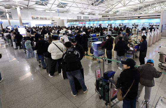 끝도 없이 이어지는 인천공항 수속 대기줄
