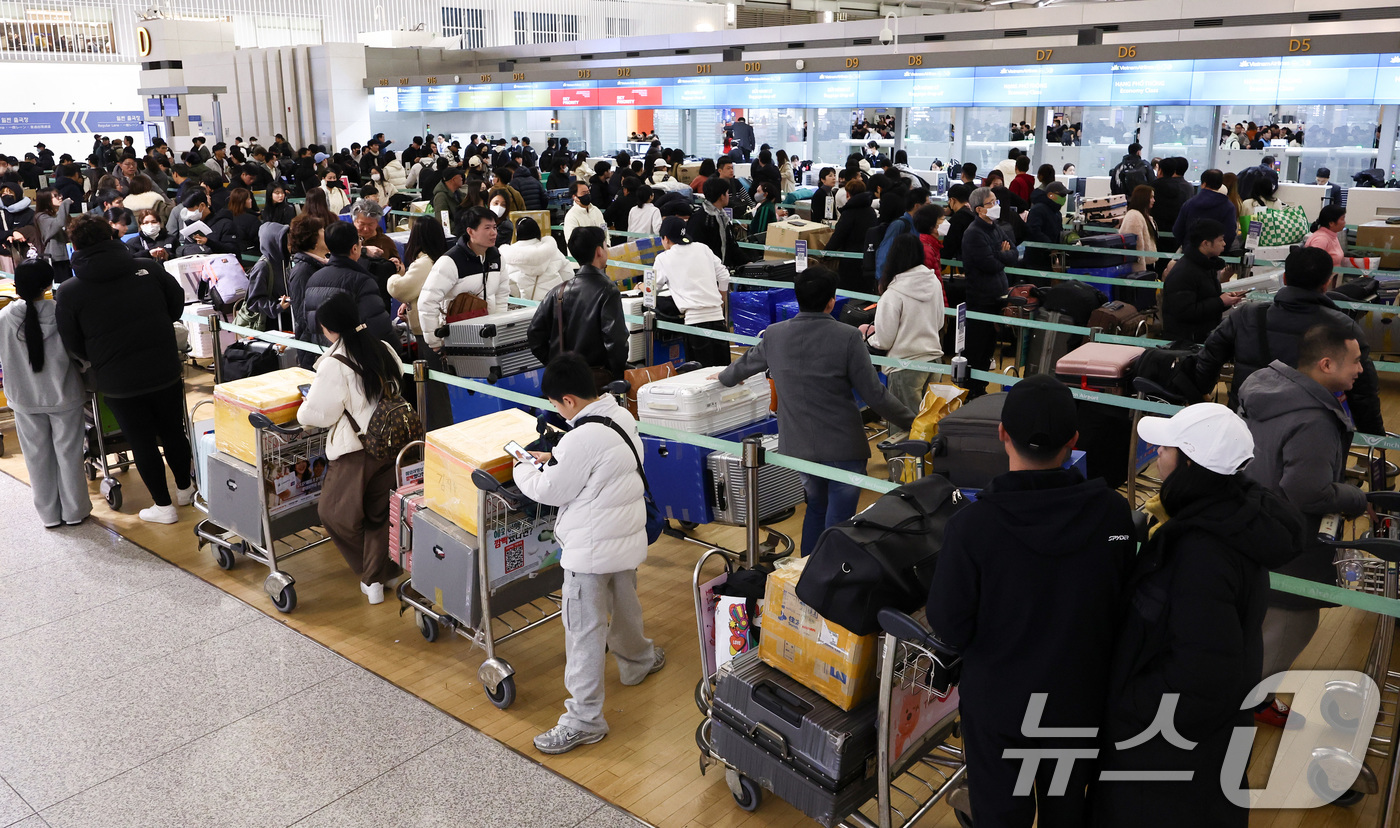 (인천공항=뉴스1) 최지환 기자 = 설 명절 연휴를 앞둔 12일 오전 인천국제공항 1터미널 출국장이 이용객들로 붐비고 있다.국토교통부에 따르면 오는 13일부터 오는 18일까지 엿새 …