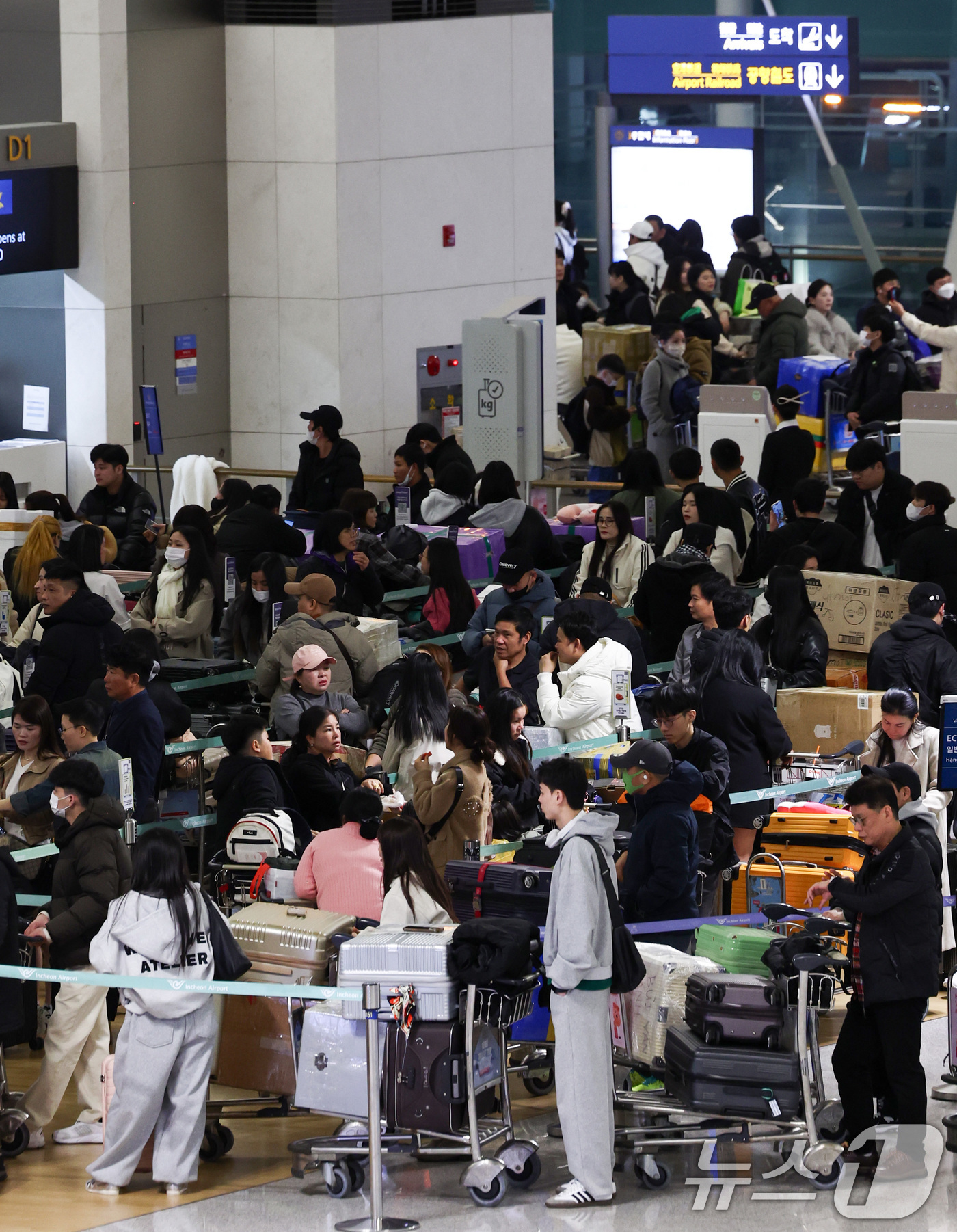 (인천공항=뉴스1) 최지환 기자 = 설 명절 연휴를 앞둔 12일 오전 인천국제공항 1터미널 출국장이 이용객들로 붐비고 있다.국토교통부에 따르면 오는 13일부터 오는 18일까지 엿새 …