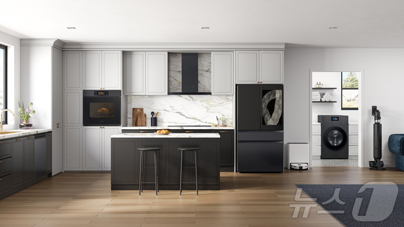 본문 이미지 - 삼성전자가 오는 17일부터 19일(현지시간)까지 미국 플로리다주 올란도에서 열리는 북미 최대 규모의 주방∙욕실 전시회 'KBIS 2026'에 참가해 북미 시장에 특화된 가전 라인업을 대거 선보인다고 12일 밝혔다. 사진은 삼성전자 가전으로 완성한 북미 스타일의 주방 공간 라이프스타일 이미지. (삼성전자 제공. 재판매 및 DB 금지) 2026.2.12 ⓒ 뉴스1