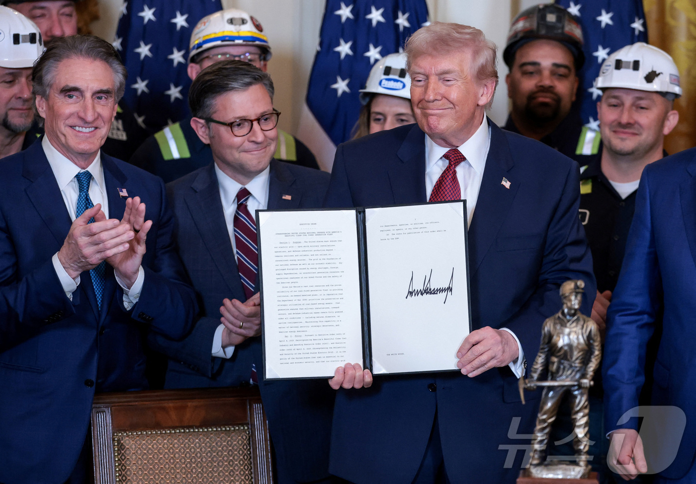 (워싱턴DC 로이터=뉴스1) 류정민 특파원 = 도널드 트럼프 미국 대통령이 11일(현지시간) 워싱턴DC 백악관 이스트룸에서 열린 석탄 발전 장려 행사에서 '미국의 아름다운 청정 석 …