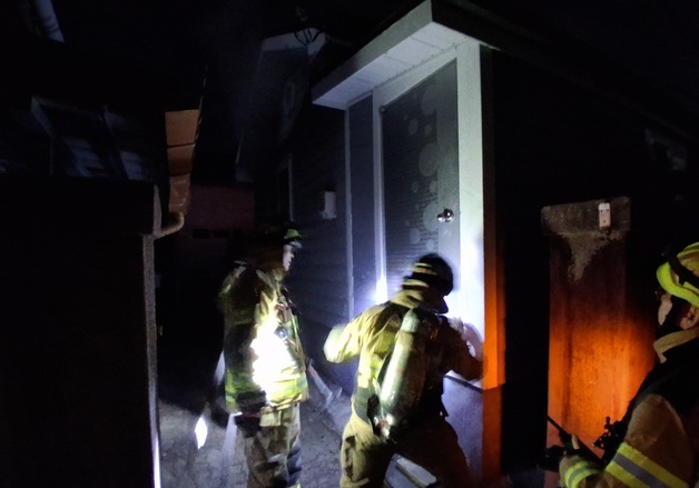 한밤 영주 단독주택에 불…20대 외국인 여성 2명 연기흡입