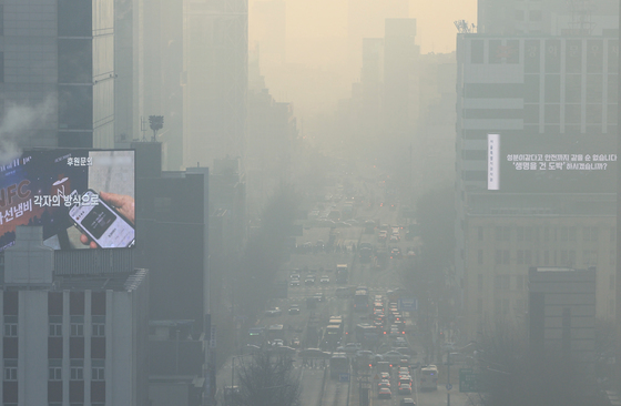 서울시, 올 겨울 첫 초미세먼지 비상저감조치 발령…13일 공공 2부제 시행