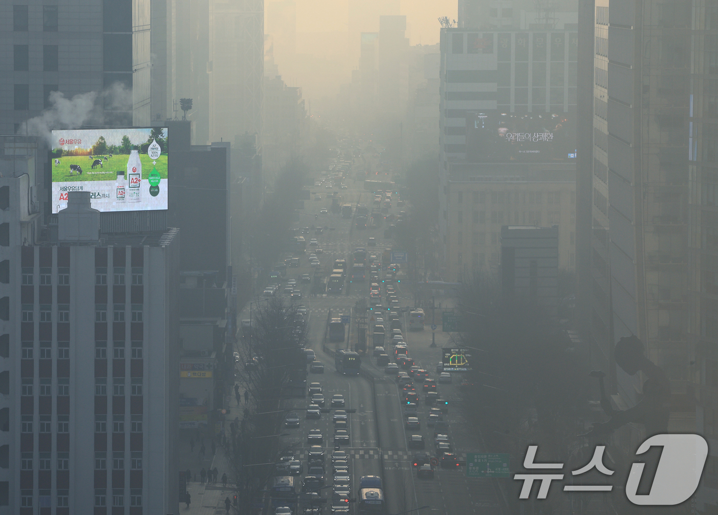 (서울=뉴스1) 이호윤 기자 = 전국 대부분 지역의 미세먼지가 나쁨 수준을 보인 12일 서울 도심이 미세먼지로 뿌옇게 보이고 있다. 2026.2.12/뉴스1