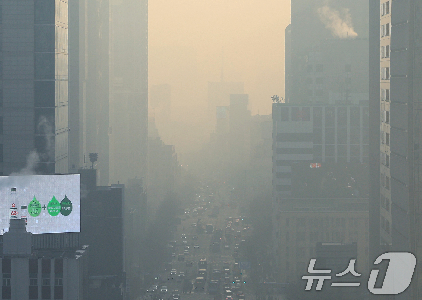 (서울=뉴스1) 이호윤 기자 = 전국 대부분 지역의 미세먼지가 나쁨 수준을 보인 12일 서울 도심이 미세먼지로 뿌옇게 보이고 있다. 2026.2.12/뉴스1