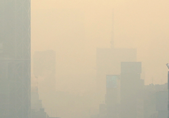비교적 따뜻한 날씨 속 미세먼지 말썽