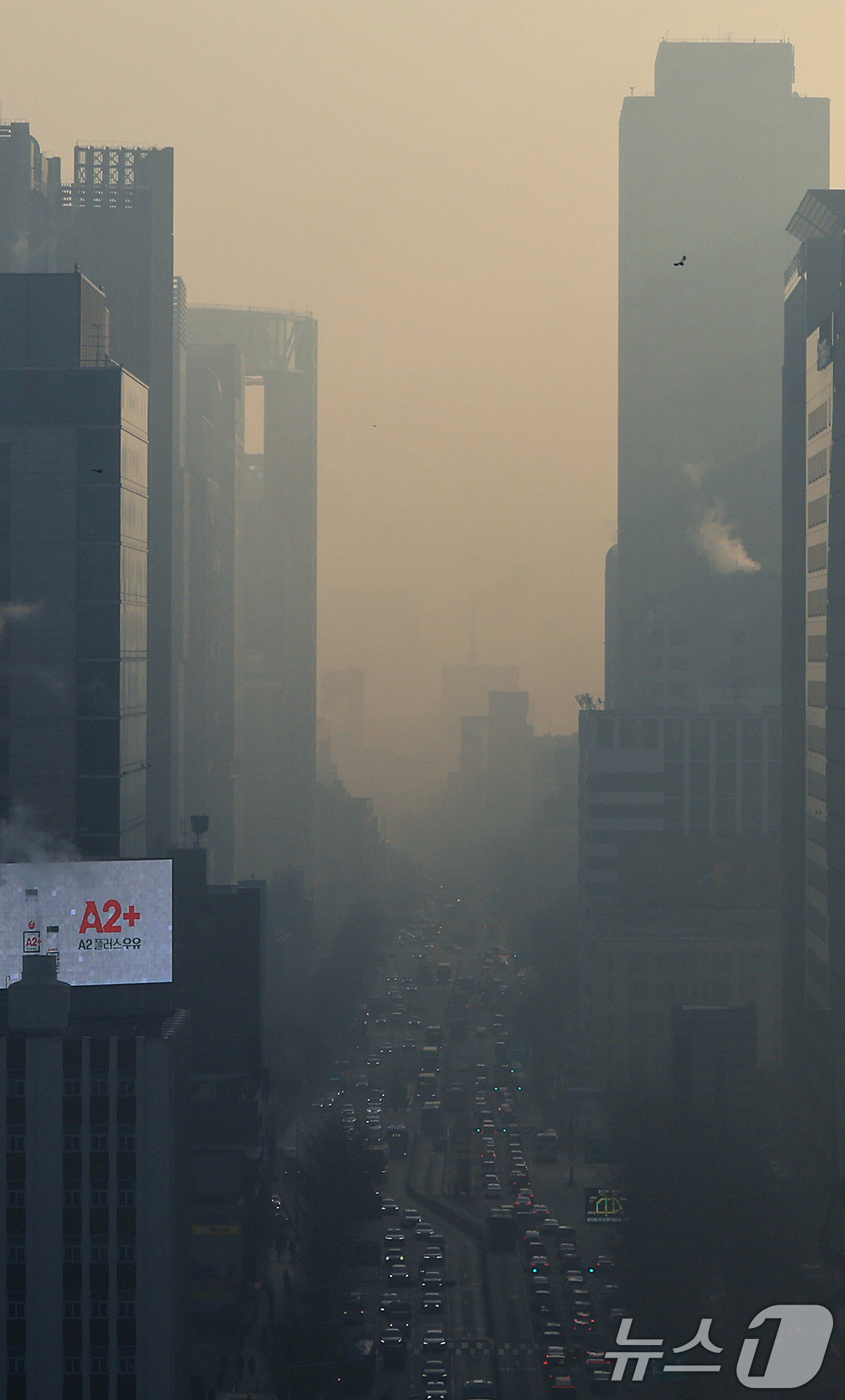 (서울=뉴스1) 이호윤 기자 = 전국 대부분 지역의 미세먼지가 나쁨 수준을 보인 12일 서울 도심이 미세먼지로 뿌옇게 보이고 있다. 2026.2.12/뉴스1