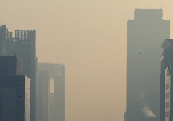 뿌연 하늘···'미세먼지 나쁨'