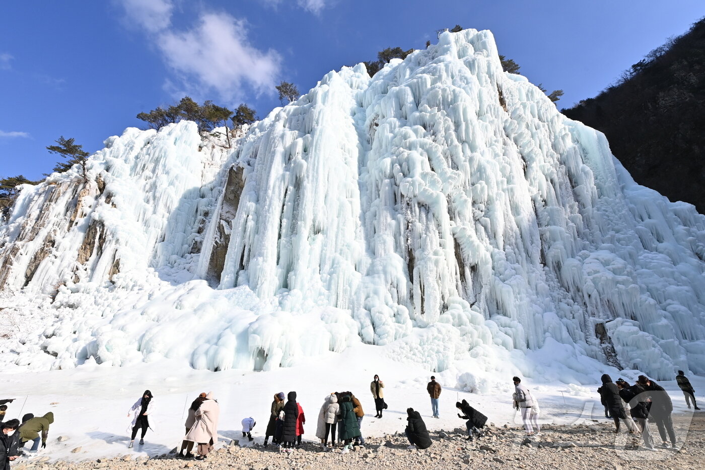 본문 이미지 - 청송 관광의 중심에는 주왕산 국립공원이 있다. 기암절벽과 폭포, 계곡이 어우러진 주왕산은 사계절 전혀 다른 풍경을 만들어낸다.사진은 청송얼음골./뉴스1