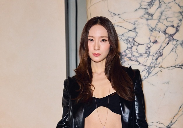 크리스탈, 브라톱에 재킷만 걸친 파격룩…늘씬 몸매 [N샷]