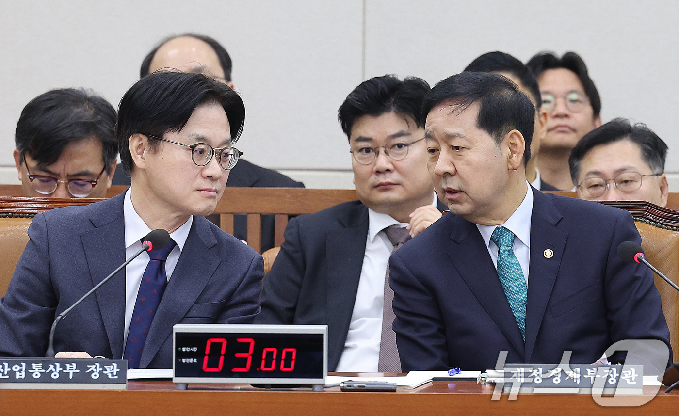 (서울=뉴스1) 신웅수 기자 = 구윤철 경제부총리 겸 재정경제부 장관과 김정관 산업통상부 장관이 12일 서울 여의도 국회에서 열린 대미투자특별법처리를위한특별위원회 전체회의에서 대화 …