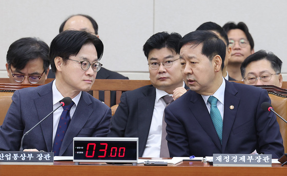 대미투자특별법특위 대화하는 구윤철·김정관